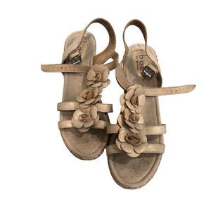 BOC Born Concept Tan Gold Metallic Leather Slingback Wedge Sandal Flowers Sz 10